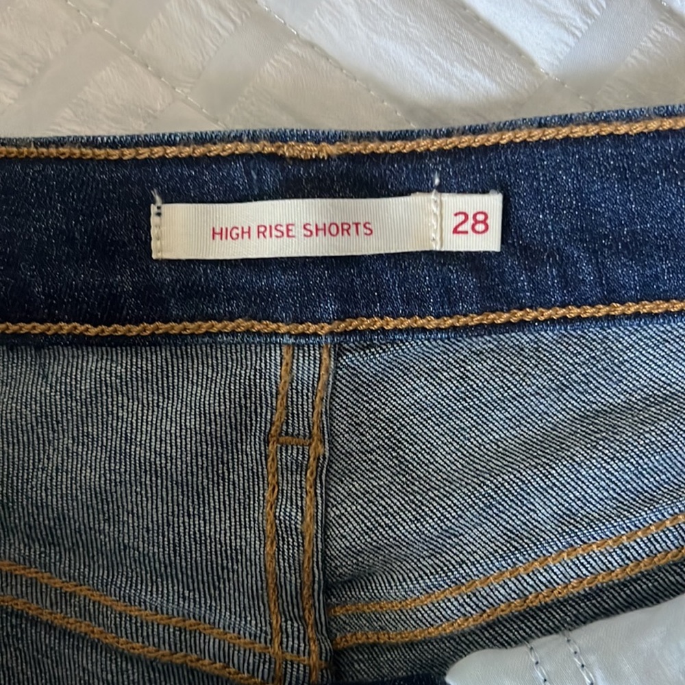 Levi’s High Rise Short - Picture 3 of 3